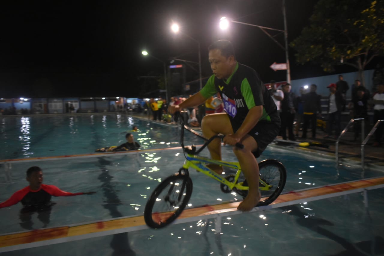 PARA PEJABAT DI LINGKUNGAN PEMERINTAH KABUPATEN KARANGANYAR IKUTI LOMBA BERSEPEDA DI ATAS AIR