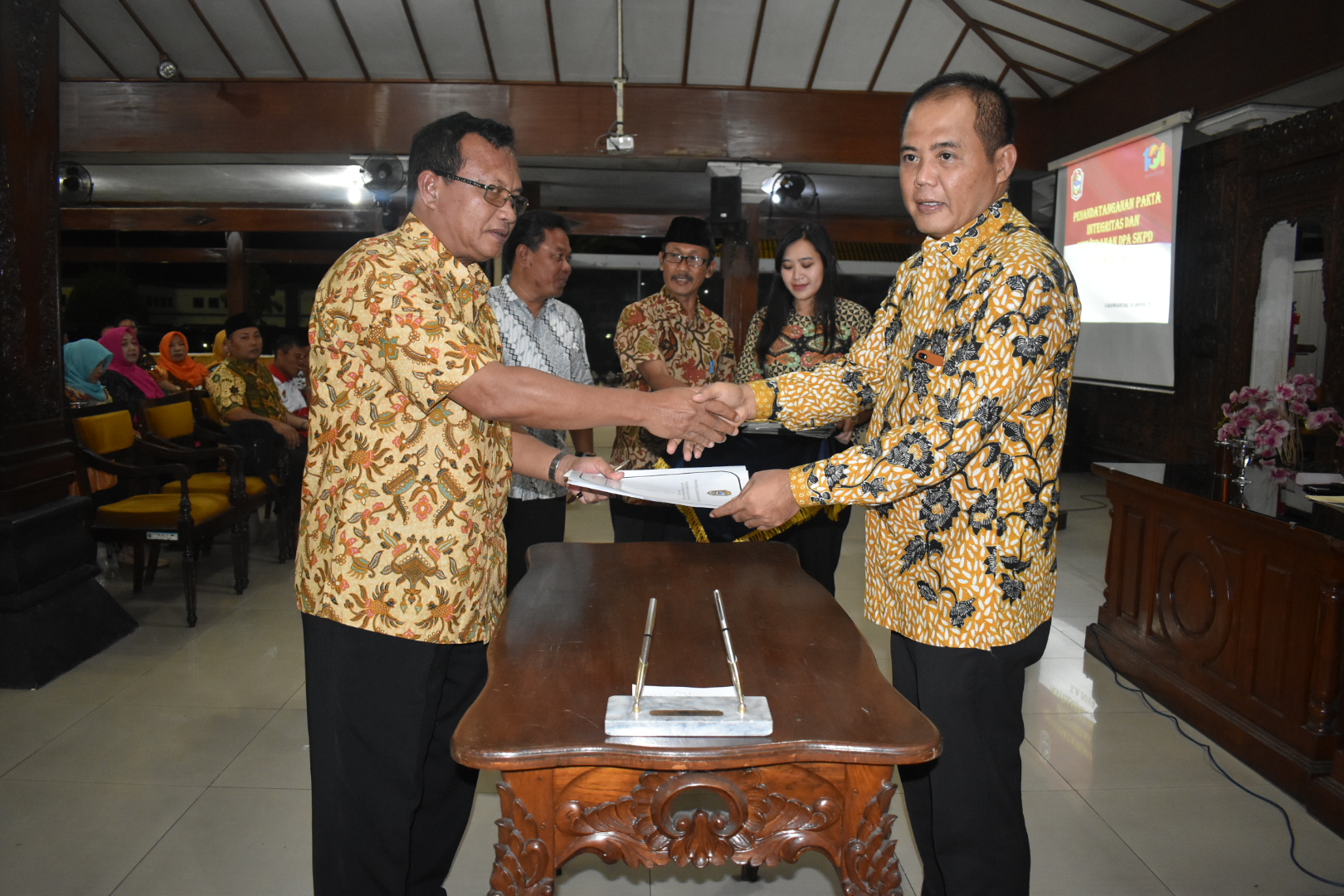 Penandatanganan Pakta Integritas dan Penyerahan DPA SKPD TA.2019, Rabu 16 Januari 2019 di Pendopo Rumah Dinas Bupati Karanganyar