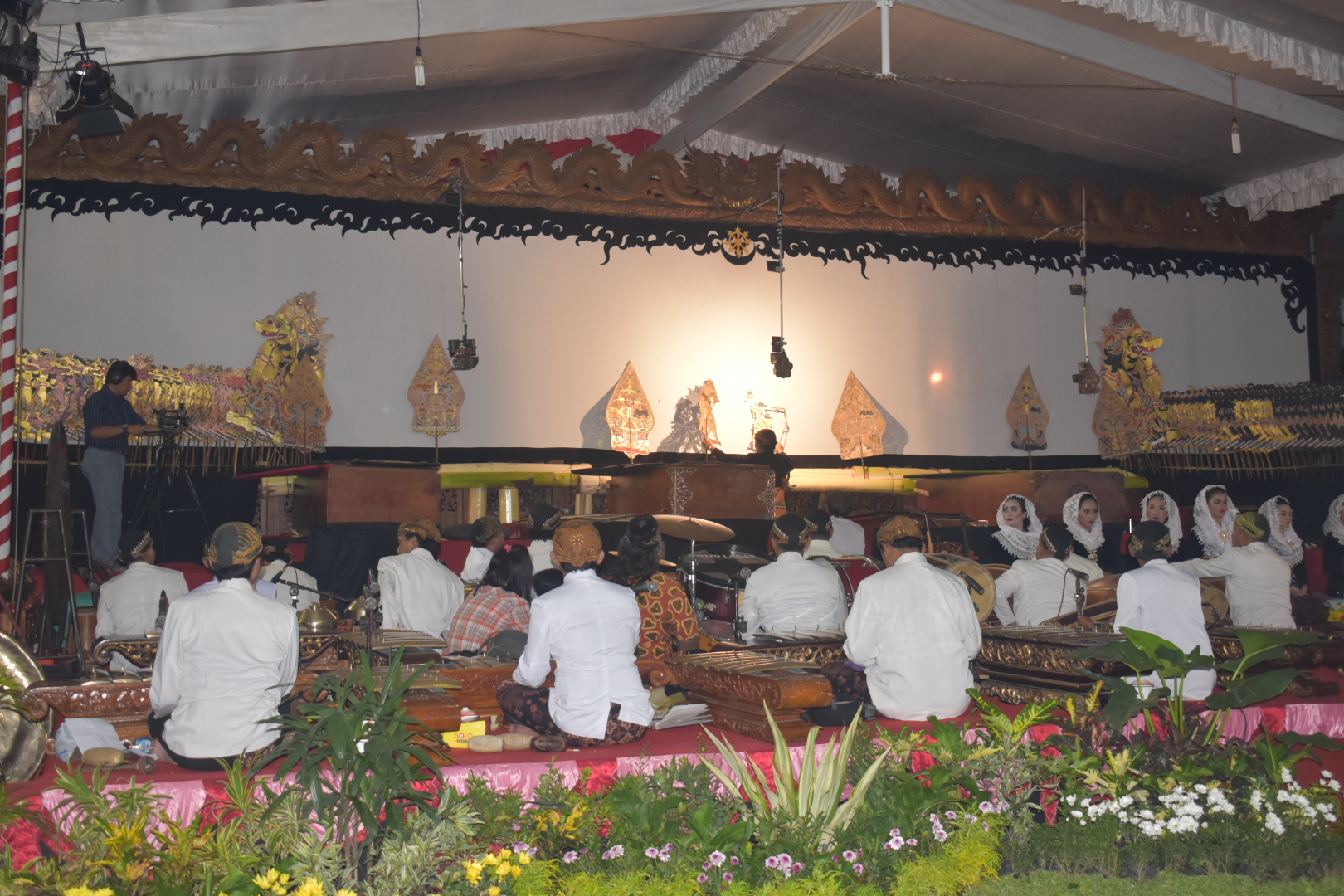 Pagelaran Wayang Kulit Dalam Rangka Tasyakuran Atas Ditetapkannya Kepres Tanggal 7 Nopember Sebagai Hari Wayang Nasional – Plasa Alun alun Karanganyar, 26 Desember 2018.