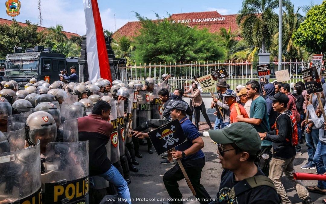 SIMULASI PENANGANAN UNJUK RASA ANARKIS